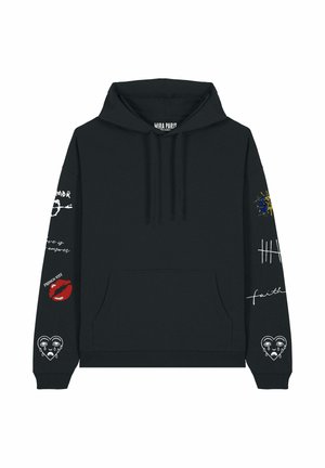 Czarna bluza z kapturem, z przednią kieszenią i sznurkiem do ściągania. Posiada graficzne wzory na rękawach, w tym czerwone usta, serce i akcenty tekstowe.