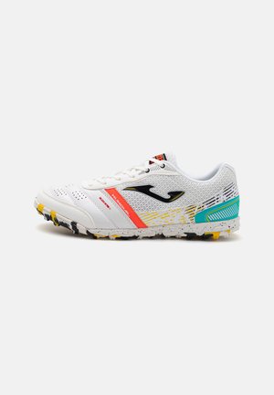 Scarpa sportiva bianca con tomaia in mesh, accenti arancioni e gialli, logo nero e suola testurizzata con tacchetti multidirezionali per una presa ottimale.