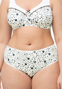 Witte lingerie set bestaande uit een geblokte bralette en hooggeknipte slips, versierd met zwarte en gouden stermotieven en een bruine accentriem.