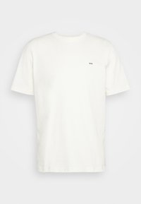 Bílý bavlněný tričko s kulatým výstřihem, krátkými rukávy a malým černým logem na hrudi. Klasický střih s hladkou texturou.