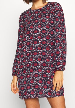 Robe à manches longues en tissu bleu marine avec un motif floral comprenant des fleurs rouges et des vignes vertes. Encolure ronde et coupe décontractée.