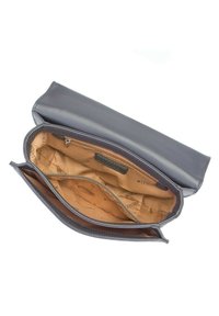 Borsa a pochette grigia in pelle con esterno liscio. L'interno è foderato in tessuto beige e presenta una tasca con zip e due scomparti aperti.
