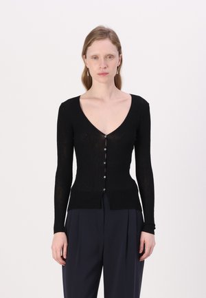 Svart ribbet cardigan med dyp V-hals, lange ermer og sølvknapper foran, med en tettsittende design og strukturert stoff.