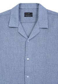 Camicia button-up di un blu chiaro con una vestibilità rilassata, colletto e etichetta del marchio "Calliope" in taglia grande.