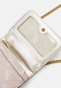 Rosa Lederbörse mit einer goldenen Kettenriemen, ausgestattet mit einem glänzenden Silber-Innenleben, einem klaren Ausweisfenster und einem Reißverschlussfach.