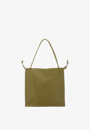 Sac fourre-tout en cuir vert olive minimaliste avec des bretelles fines et un logo discret embossé au centre avant.