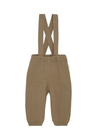 Bruine gebreide babybroek met gekruiste bretels en geribde boorden en tailleband op een witte achtergrond.