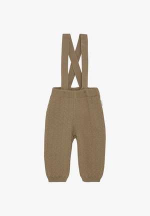 Pantaloni per neonati in maglia marrone con bretelle incrociate e polsini e vita a costine su uno sfondo bianco.