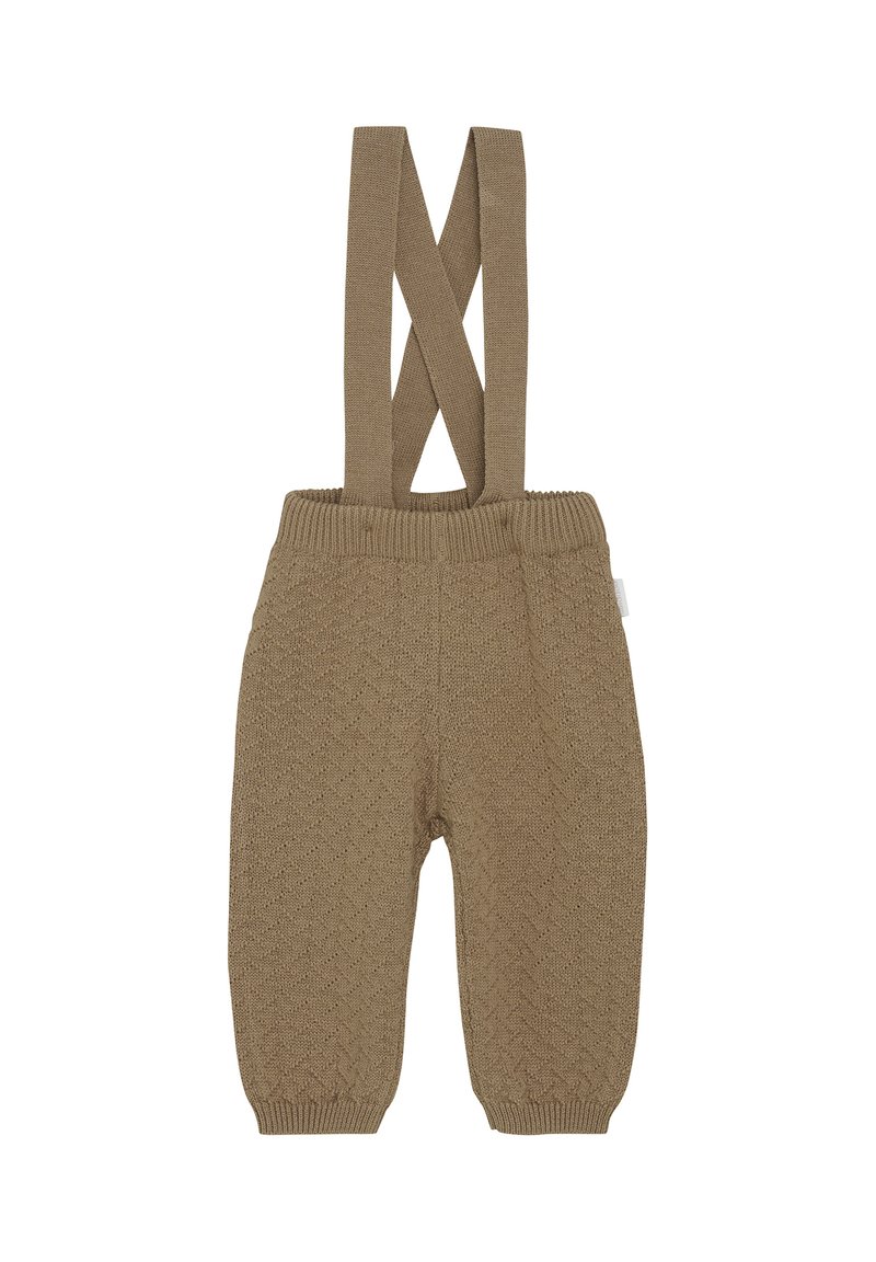 Bruine gebreide babybroek met gekruiste bretels en geribde boorden en tailleband op een witte achtergrond.