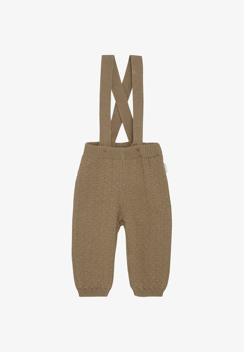 Bruine gebreide babybroek met gekruiste bretels en geribde boorden en tailleband op een witte achtergrond.