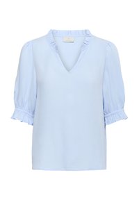 Blusa azul claro con escote en V y cuello con volantes. Presenta mangas cortas abullonadas con detalles de volantes en los puños. Tejido suave y liso.