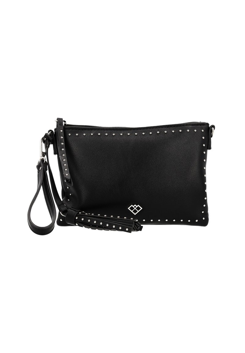 Clutch in pelle nera con borchie argentate lungo i bordi, forma rettangolare piatta, chiusura con zip e tracolla staccabile.