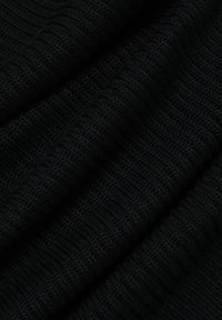 Schwarzer Strickstoff mit einem strukturierten Rippenmuster. Das Material wirkt weich und dicht gewebt, wobei eine satte, dunkle Farbe hervorgehoben wird.