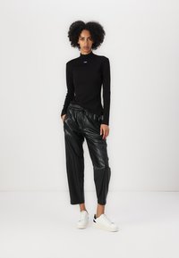 HUGO Long sleeved top - schwarz