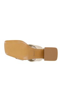 Sandalo con tacco a blocco in pelite con dettagli in juta intrecciata. Punta quadrata, suola testurizzata e design minimalista per un look elegante.