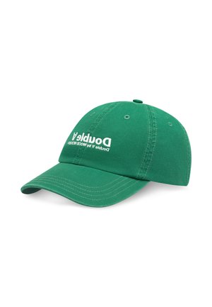 Gorra de béisbol verde con visera curva y texto bordado en blanco "Double Y" en el panel frontal, mostrada sobre un fondo blanco.