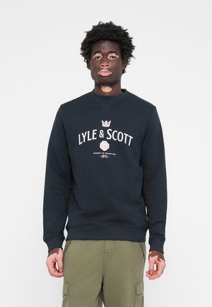 Mornarski dukserica s kružnim izrezom u mornarskoj plavoj boji s "LYLE & SCOTT" logom u bijeloj boji, ukrašenim grafikom krune i ruže, izrađena od meke mješavine pamuka.