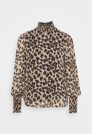 Leopardenmuster-Bluse in Beige und Braun, mit hohem Rüschenkragen und langen Ärmeln mit gerüschten Manschetten, aus leichtem Stoff gefertigt.