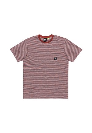 T-shirt à manches courtes rayé rouge et marine avec un col rond et une petite poche poitrine gauche arborant un patch logo. Texture douce, coupe décontractée.