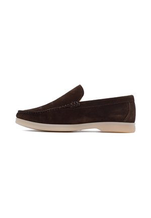 Mocassino slip-on in suede marrone scuro con suola in gomma beige chiaro, con dettagli cuciti lungo il bordo superiore.