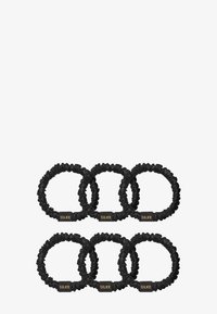 Set med sex svarta silkeshårsnoddar. Varje snodd har en rynkad textur och en liten svart etikett med guldtext som visar "SILKE."