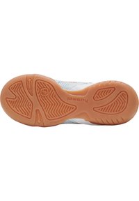 Podrážka bílé a světle modré sportovní obuvi s oranžovým gumovým gripem, vzorovaným dezénem a logem "hummel" uprostřed.