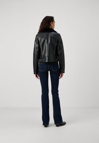 Vero Moda Tall VMHAILEY JACKET - Dirbtinės odos striukė - black