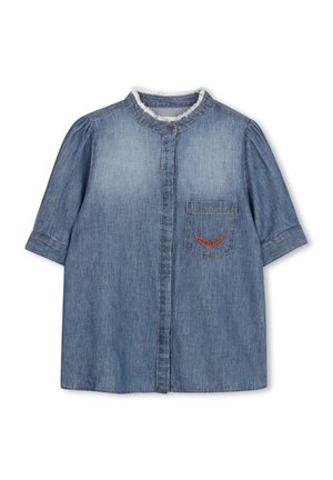 Chemise en denim bleu clair, dotée d'un col mandarin, fermeture boutonnée sur le devant, manches courtes bouffantes et une poche poitrine avec broderie rouge.