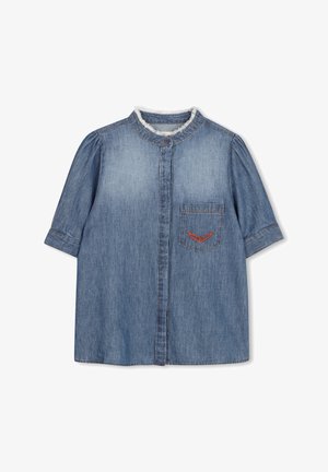 Chemise en denim bleu clair, dotée d'un col mandarin, fermeture boutonnée sur le devant, manches courtes bouffantes et une poche poitrine avec broderie rouge.