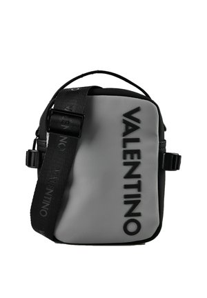 Kleine rechthoekige grijs-zwarte crossbodytas met verstelbare zwarte band en groot verticaal Valentino-logo aan de voorkant.