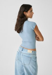 Stradivarius WITH CAP SLEEVES  - Základné tričko - blue
