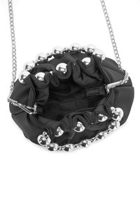 Černá kabelka z saténu s nařaseným vrškem, stříbrnými kovovými kuličkami podél okraje a stříbrným řetízkovým popruhem. Interiér je prostorný bez přihrádek.