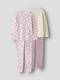 Deux ensembles de pyjamas pour enfants à manches longues : un rose avec des cœurs rouge foncé, un crème avec de petites imprimés floraux, les deux avec des pantalons assortis.