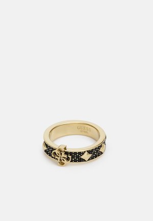 Rings i guldfarvet stål med sort tekstureret bånd, gyldne nitter og sammenflettet "G" logo vedhæng, mærket "GUESS" indeni.