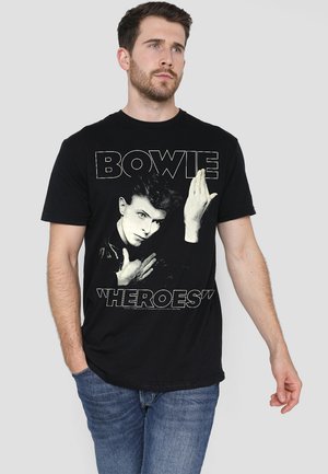 Schwarzes T-Shirt mit grafischem Druck einer männlichen Figur sowie dem Text "BOWIE" und "HEROES" in Weiß. Hergestellt aus Baumwolle, lässiger Schnitt.