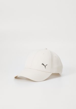 Căciulă albă din material textil, cu un tiv curbat. Prezintă un logo Puma argintiu pe față și cusături vizibile. Fără modele sau accente vizibile.