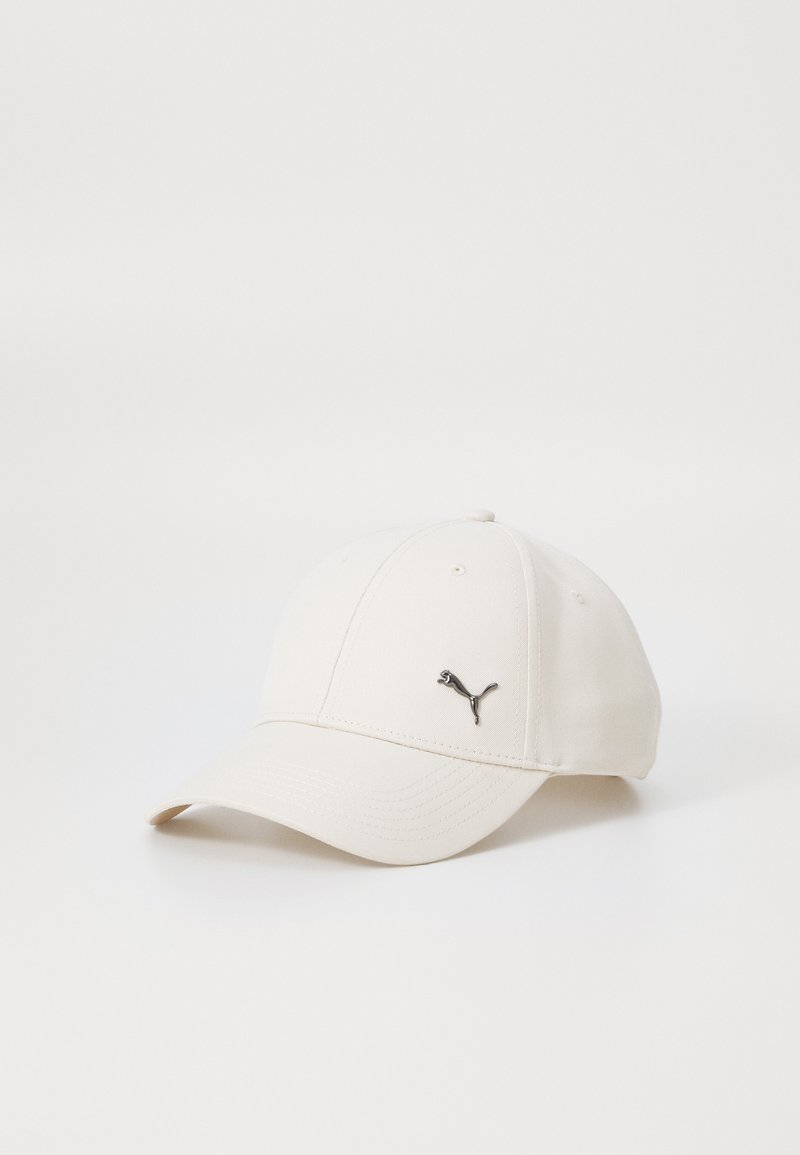 Hvid kasket lavet af stof med en buet skygge. Har et sølvfarvet Puma-logo på forsiden og synlige syninger. Ingen synlige mønstre eller accenter.