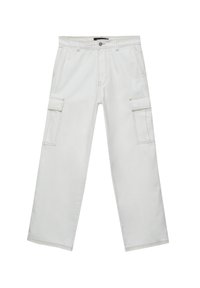 Pantalon cargo blanc à coupe ample, doté de deux poches latérales, d'une fermeture à bouton sur le devant et de détails de coutures contrastantes.