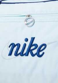 Nike Performance GYM CLUB RETRO - Genți sport - glacier blue/blue void/blue void