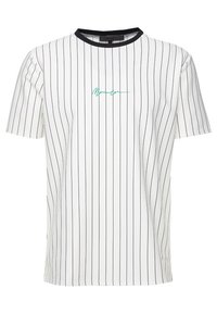 Bílý krátký rukáv tričko s černými vertikálními pruhy, s kulatým černým výstřihem a zeleným křivým logem na přední straně.