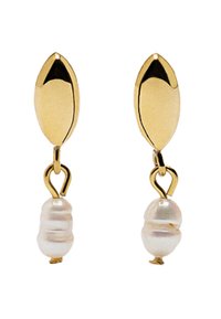 Złote kolczyki z nieregularnymi białymi perłami zawieszonymi na gładkich, polerowanych, liściastych wkrętach na białym tle.