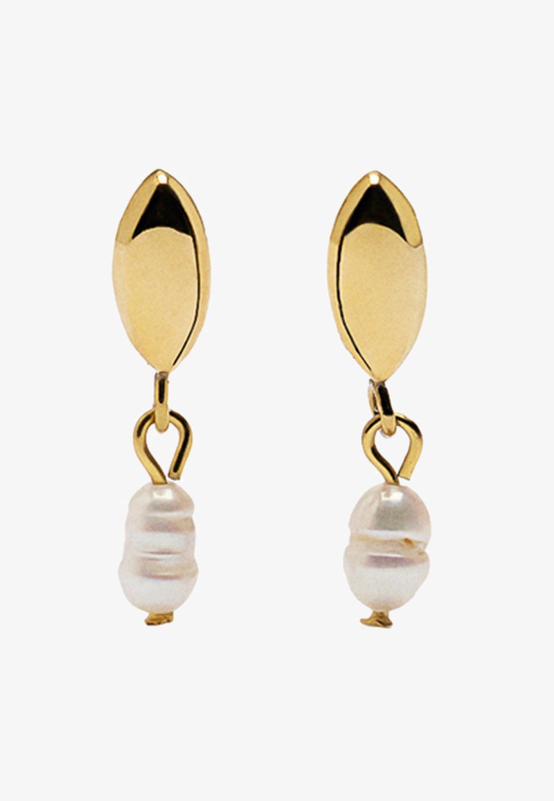 Złote kolczyki z nieregularnymi białymi perłami zawieszonymi na gładkich, polerowanych, liściastych wkrętach na białym tle.
