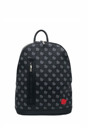 Zaino nero con una superficie texturizzata e decorata, dotato di una tasca frontale con zip, un manico superiore e un piccolo logo rosso.