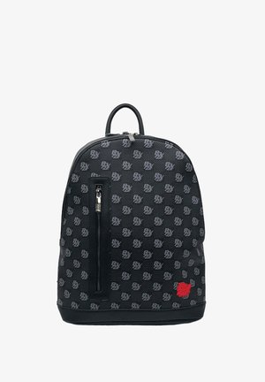 Zaino nero con una superficie texturizzata e decorata, dotato di una tasca frontale con zip, un manico superiore e un piccolo logo rosso.