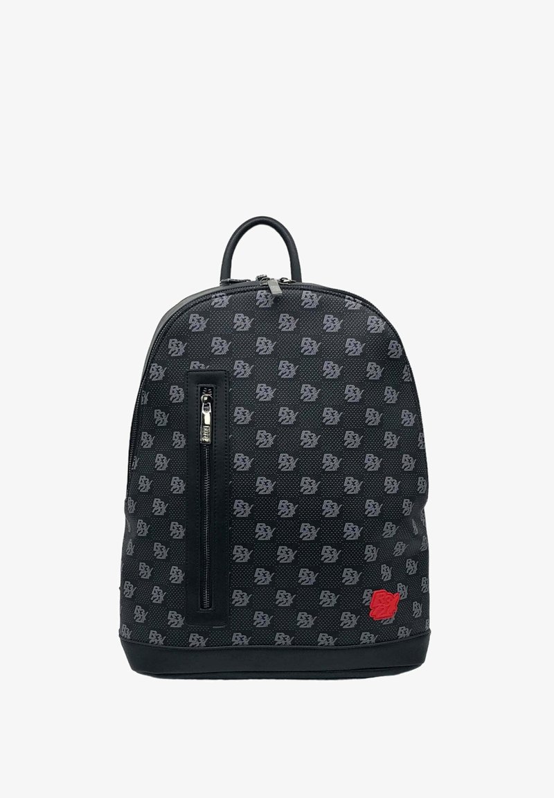 Zaino nero con una superficie texturizzata e decorata, dotato di una tasca frontale con zip, un manico superiore e un piccolo logo rosso.