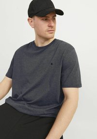 Donkergrijze T-shirt met korte mouwen, gemaakt van zachte stof, met een ronde halslijn en een klein zwart logo op de borst.