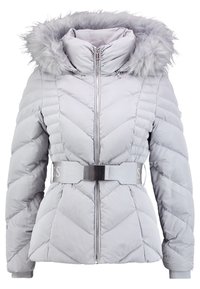 Veste d'hiver matelassée gris clair avec capuche bordée de fourrure, fermeture éclair frontale, et large ceinture assortie avec boucle métallique.