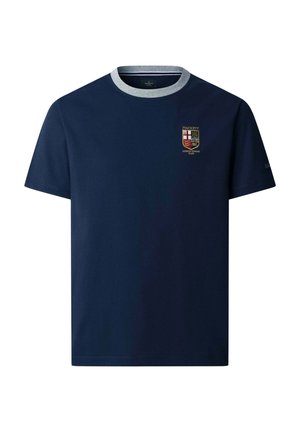 Camiseta de manga corta azul marino con cuello redondo gris claro, con un pequeño escudo multicolor del Hackett London Rowing Club en el pecho izquierdo.