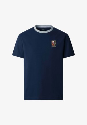 Camiseta de manga corta azul marino con cuello redondo gris claro, con un pequeño escudo multicolor del Hackett London Rowing Club en el pecho izquierdo.