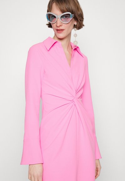 Cinq à Sept MCKENNA DRESS - Φόρεμα σε ίσια γραμμή - neonpink